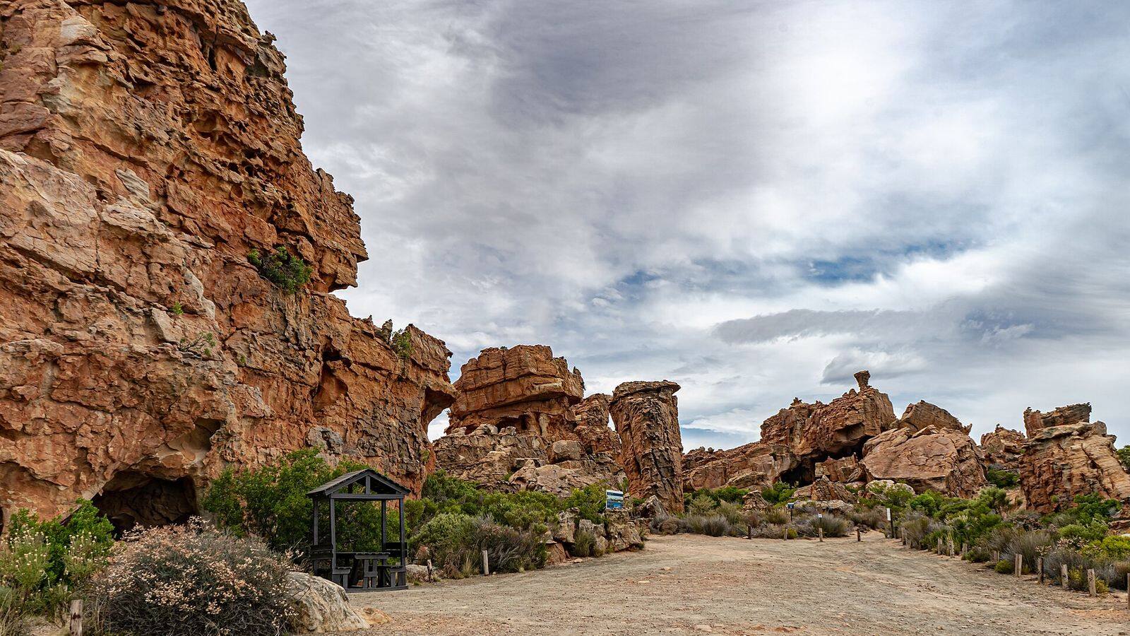 De natuurlijke rotsboog Wolfberg Arch in de Cederberg met rode zandsteen