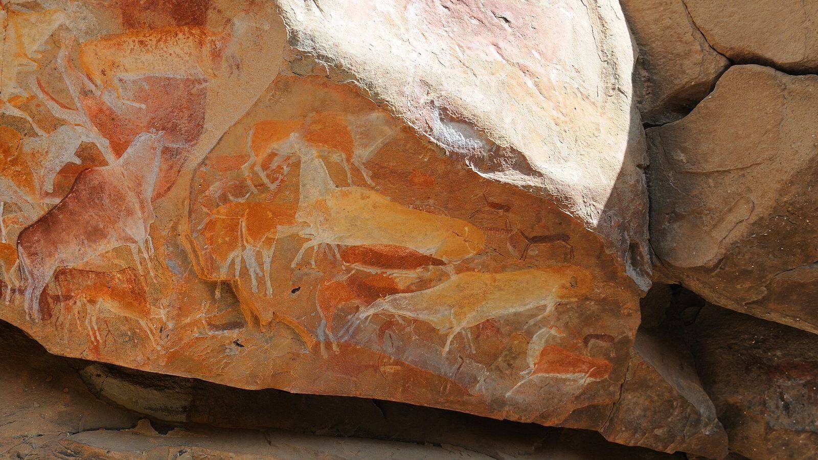 Eeuwenoude rotstekeningen van de San in een grot in de Drakensberg