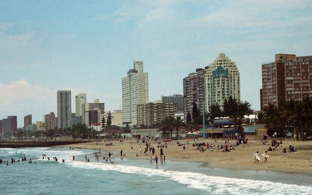 Promenade en strand van de Golden Mile in Durban