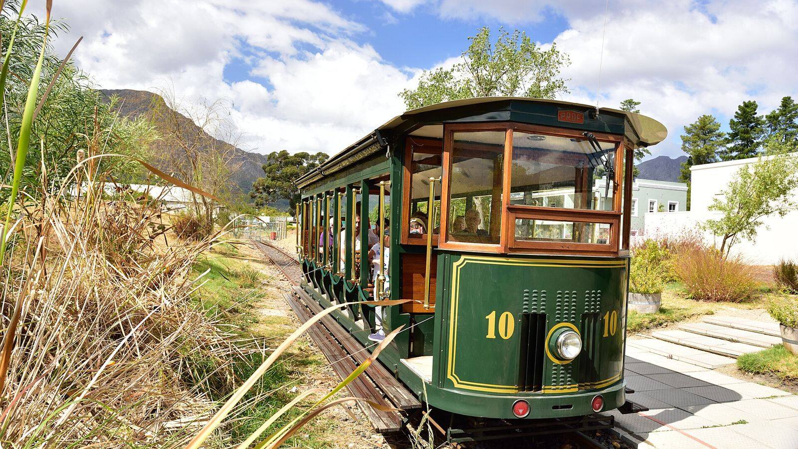 De open Wine Tram rijdt tussen de wijngaarden van Franschhoek