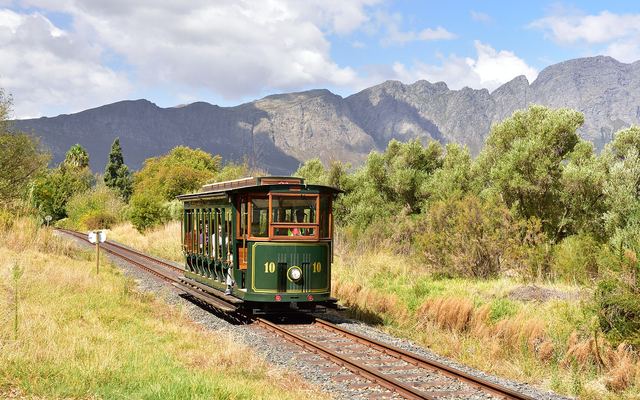 De Franschhoek-vallei met wijngaarden en bergen rondom
