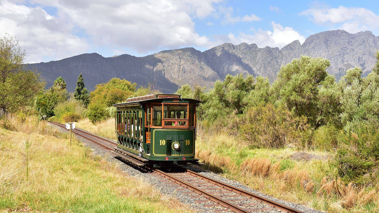 De Franschhoek-vallei met wijngaarden en bergen rondom
