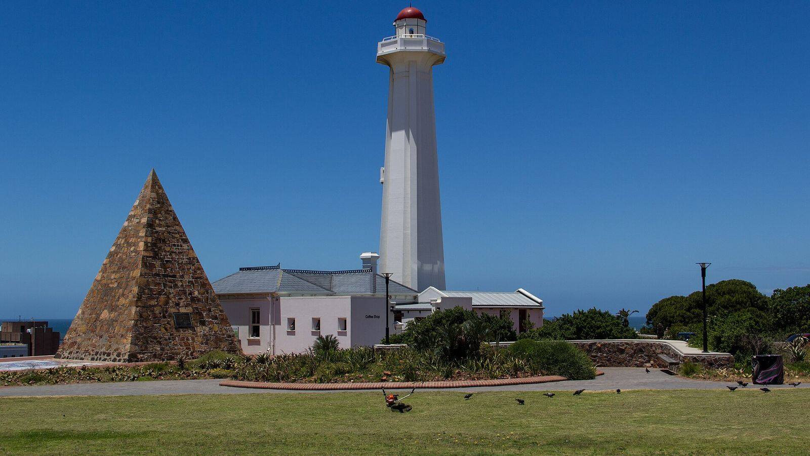 Vuurtoren en piramide in het Donkin Reserve in Gqeberha