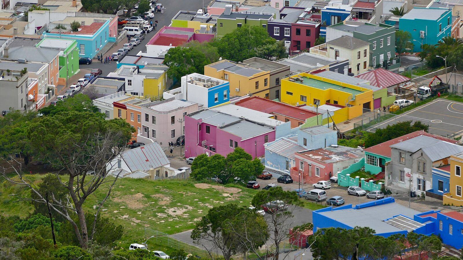 De kleurrijke huizen van de Bo-Kaap in Kaapstad met de Tafelberg op de achtergrond