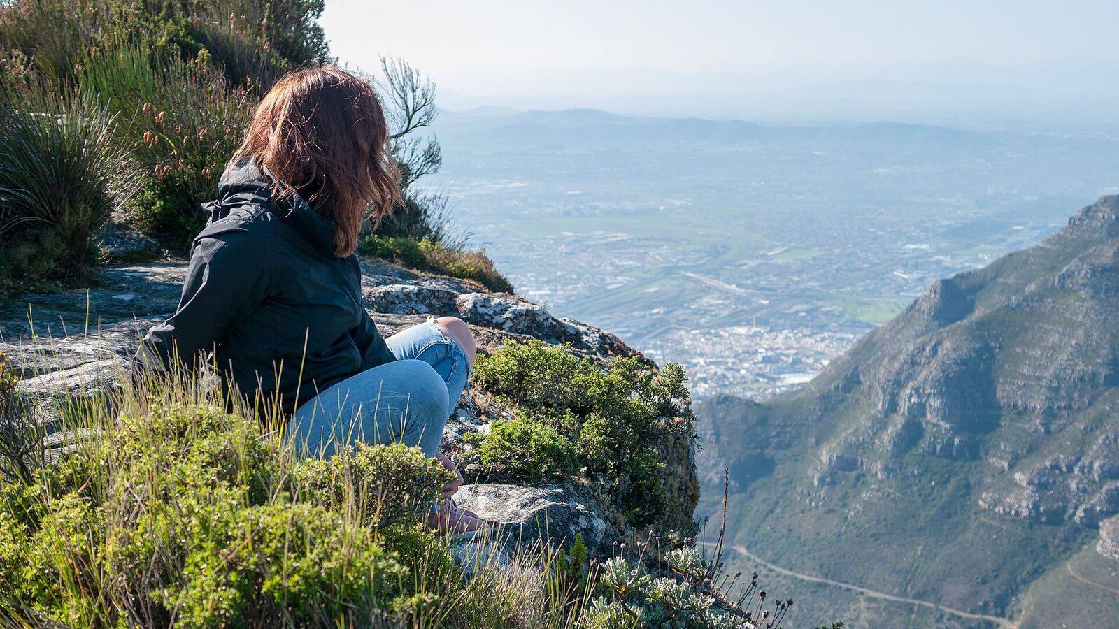 Wandelaars op de top van Lion's Head bij zonsopkomst boven Kaapstad