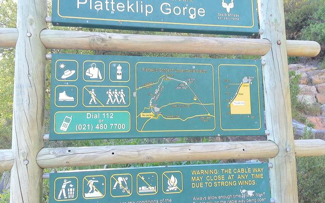 Wandelaars op het stenen pad door Platteklip Gorge op de Tafelberg