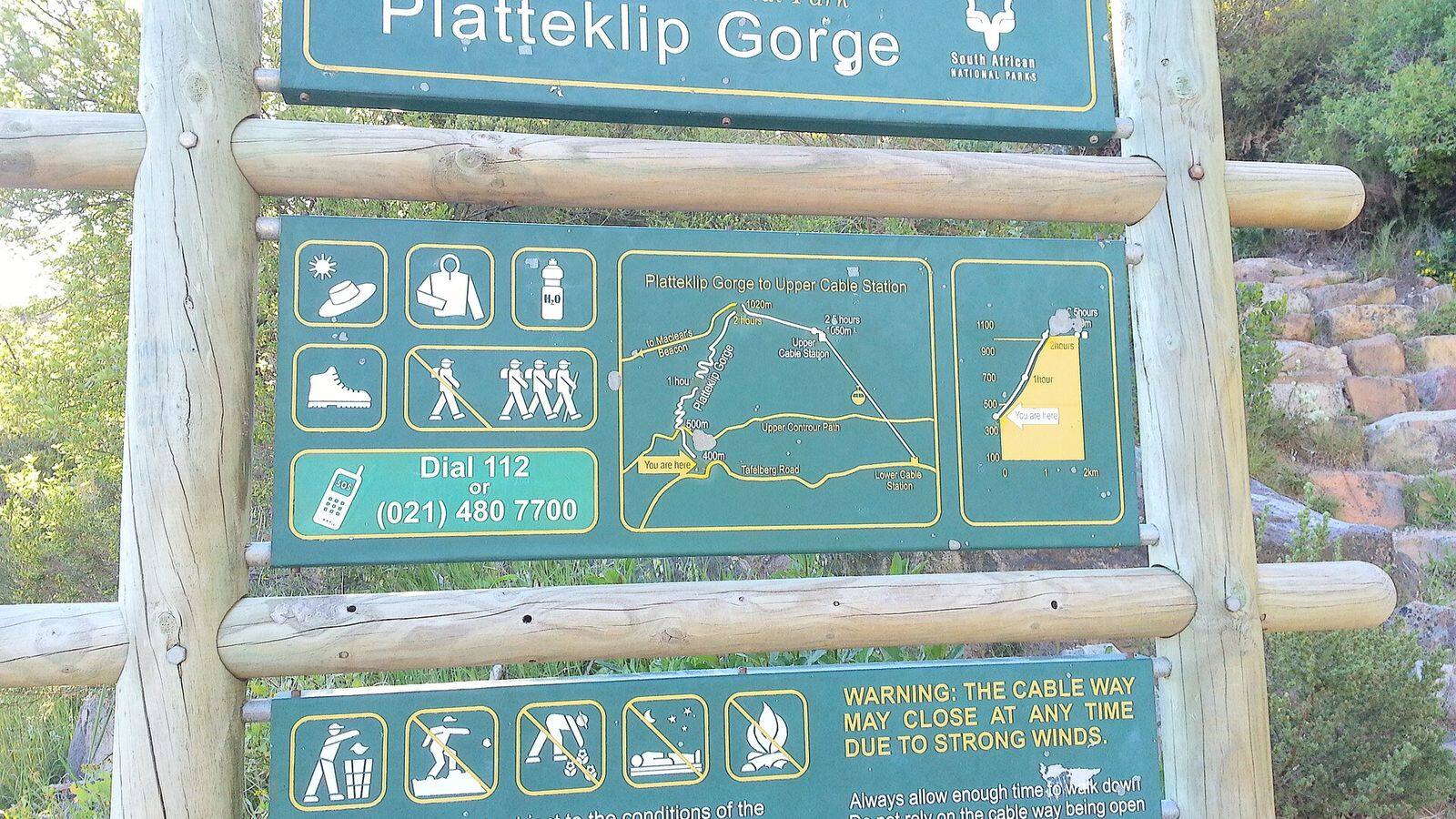 Wandelaars op het stenen pad door Platteklip Gorge op de Tafelberg