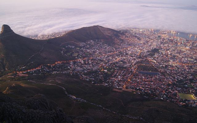 Lion's Head met daarachter de Atlantische kust en de wijk Camps Bay