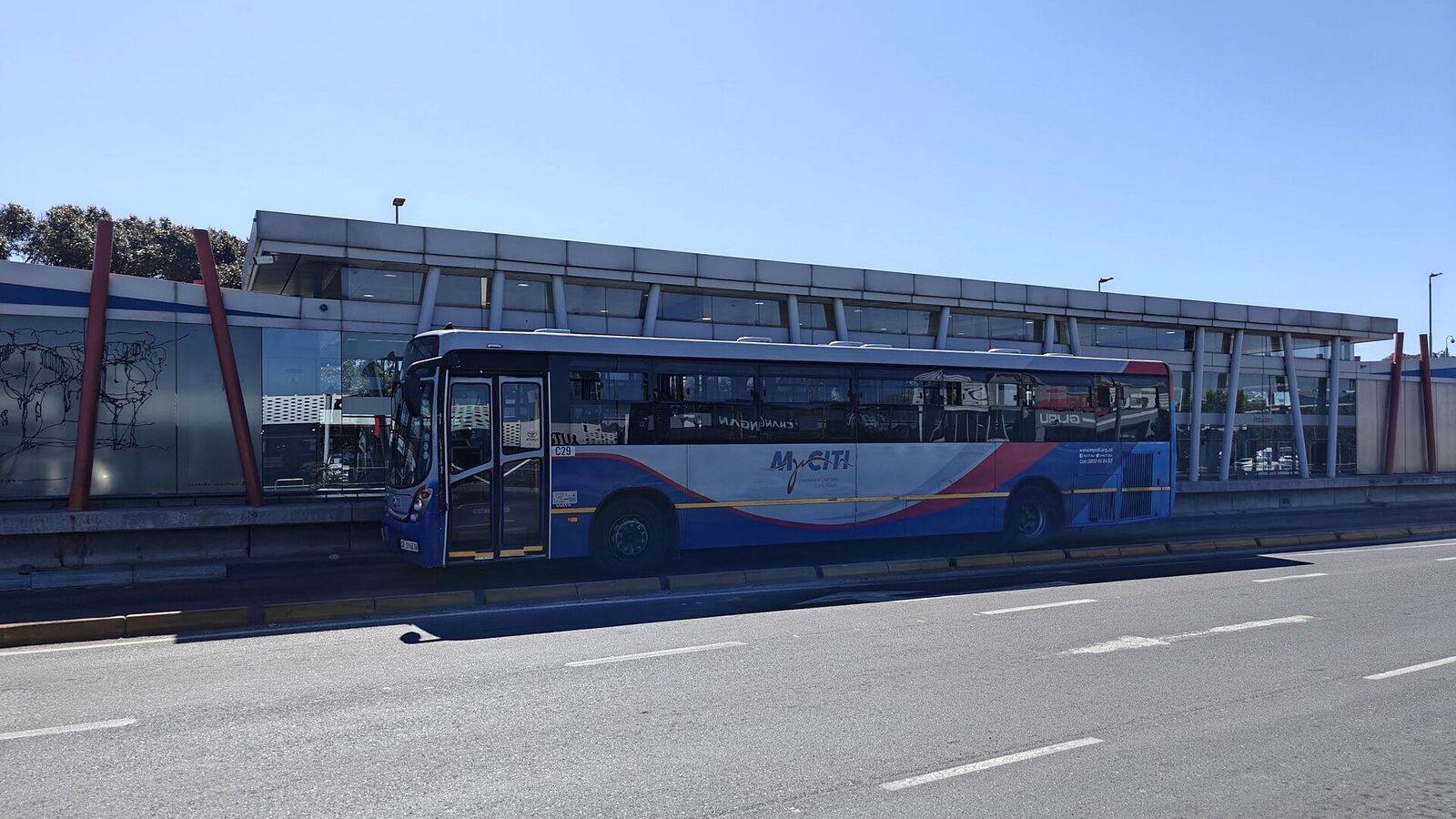 Een MyCiTi-bus op een busbaan in Kaapstad met de Tafelberg op de achtergrond