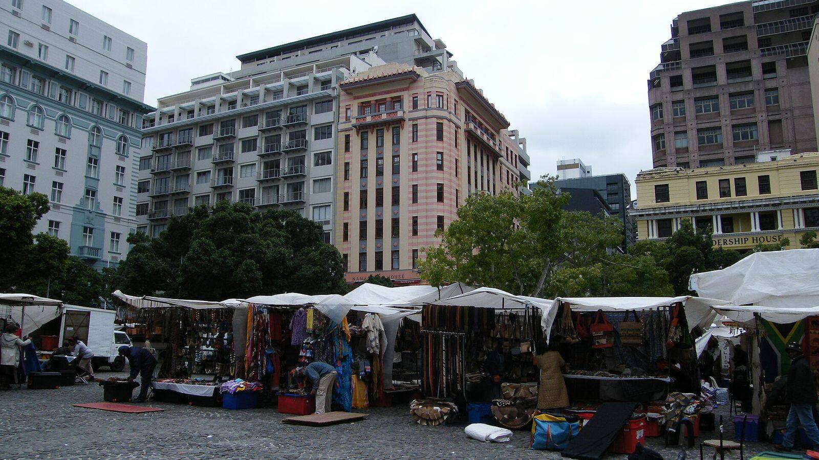 Drukte tussen de eetkramen van de Neighbourgoods Market in de Old Biscuit Mill in Woodstock