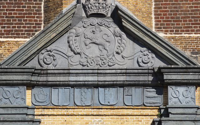 Toegangspoort van het Kasteel de Goede Hoop in Kaapstad met het VOC-wapen