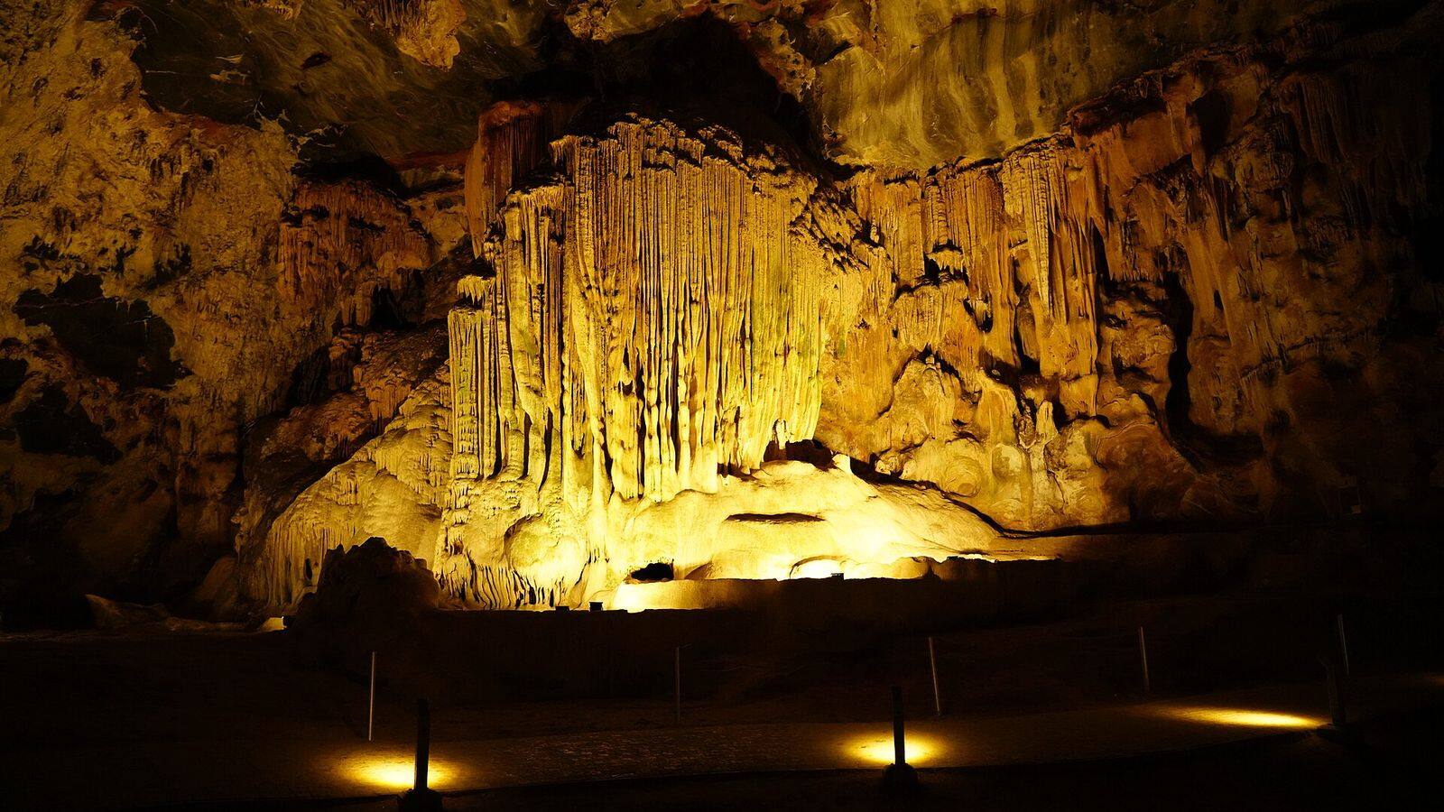 Druipsteenformaties in een grote zaal van de Cango Caves bij Oudtshoorn