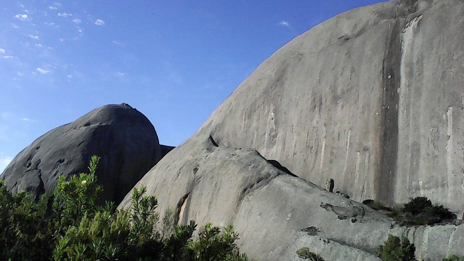 De grote granieten koepels van Paarl Rock boven de stad Paarl