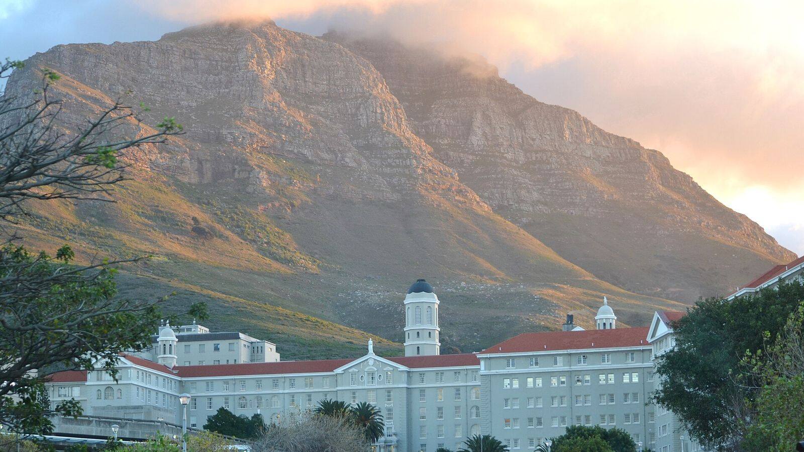 Gebouw van een ziekenhuis in Kaapstad met de Tafelberg op de achtergrond