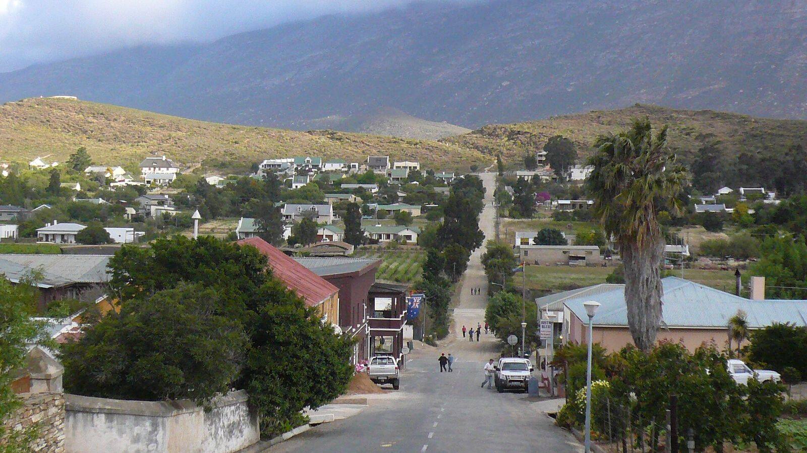 Een lege weg door het droge berglandschap van de Klein Karoo langs Route 62