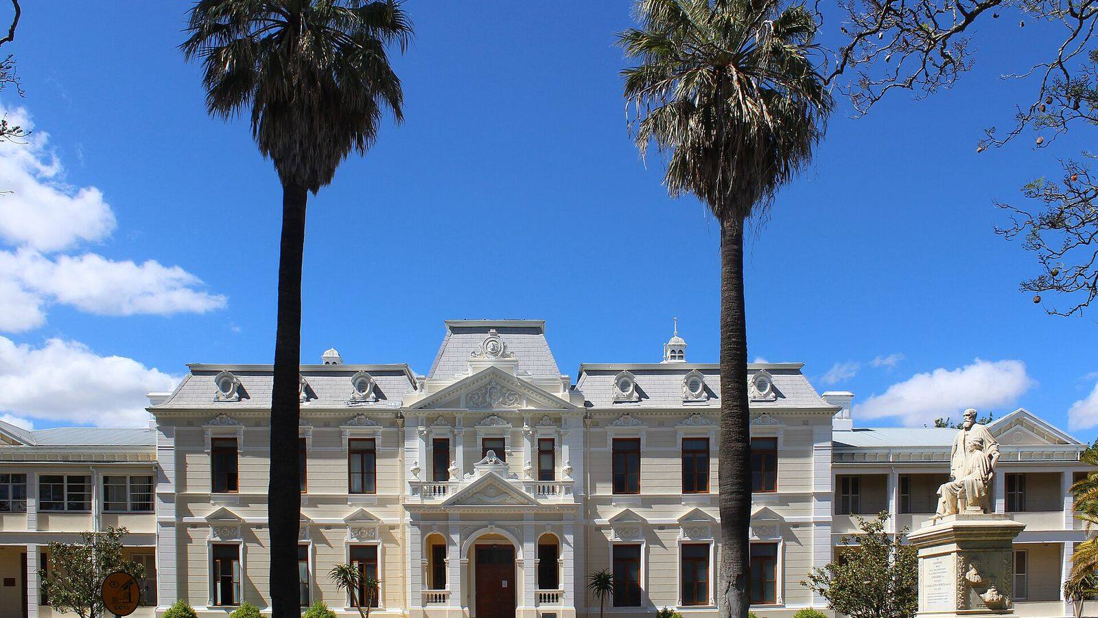Witgekalkte historische huizen aan de Dorpstraat in Stellenbosch