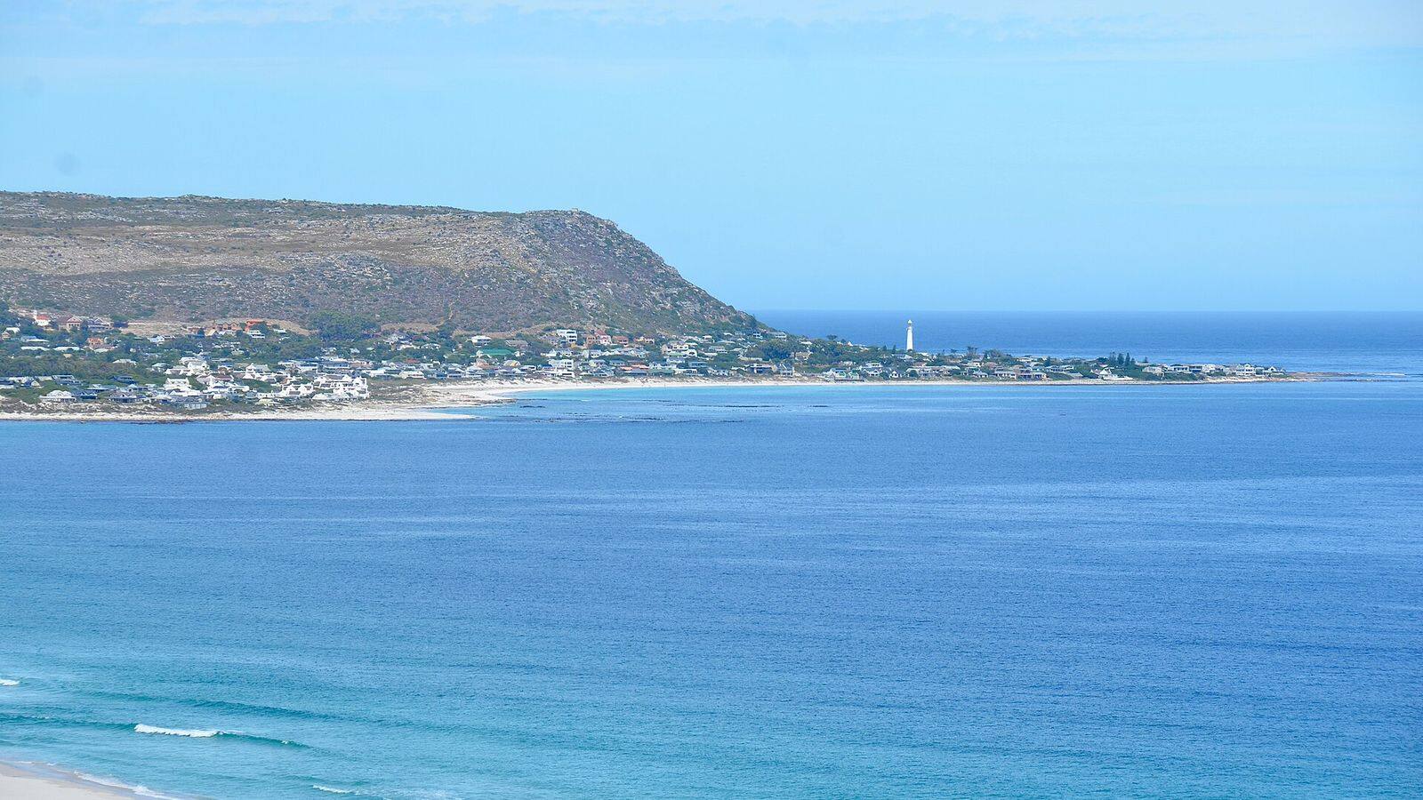 Golven bij Long Beach in Kommetjie met bergen op de achtergrond