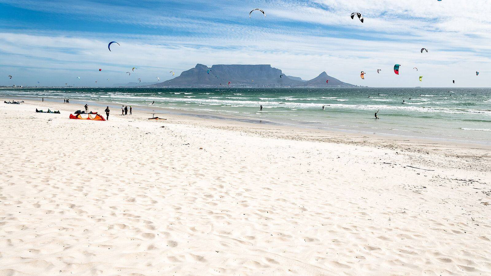 Draaiende cabine van de Tafelberg-kabelbaan boven de rotsen