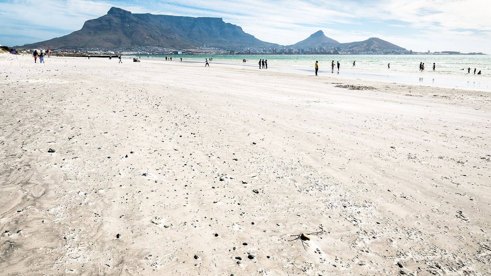 De platte Tafelberg boven Kaapstad, gezien vanaf het strand van Bloubergstrand