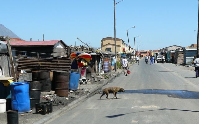Straat met kleurrijke huizen in Langa, de oudste township van Kaapstad