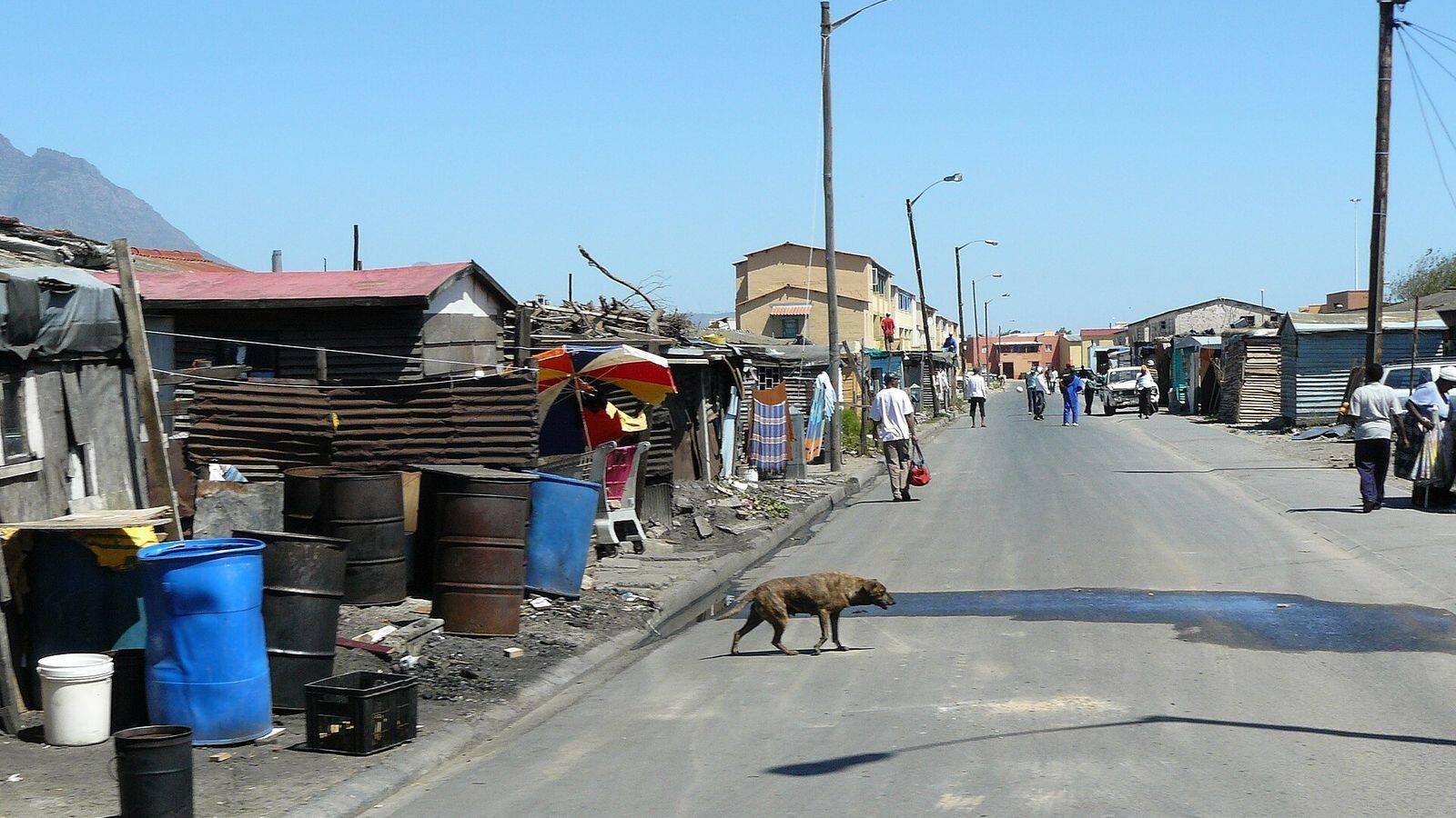 Straat met kleurrijke huizen in Langa, de oudste township van Kaapstad