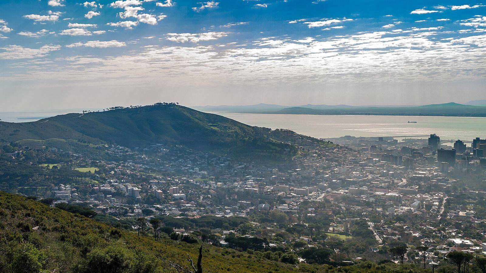Uitzicht vanaf Signal Hill over het centrum van Kaapstad met de Tafelberg