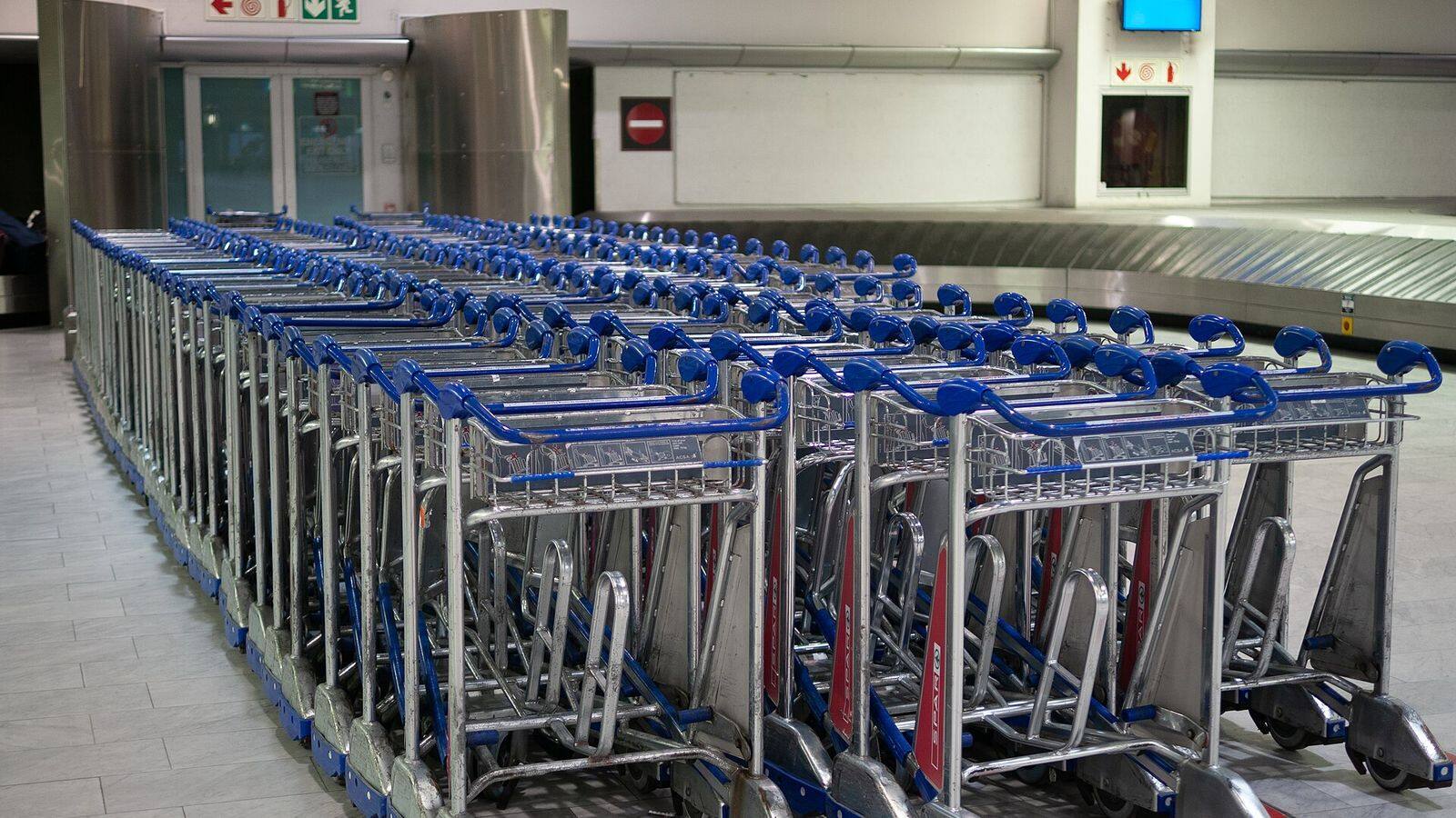 Aankomsthal van de luchthaven van Kaapstad met borden naar de paspoortcontrole