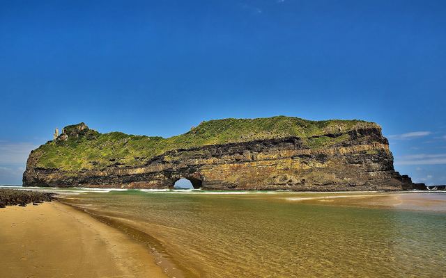 Rotsformatie Hole in the Wall in zee bij Coffee Bay aan de Wild Coast