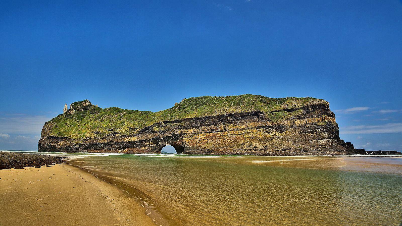 Rotsformatie Hole in the Wall in zee bij Coffee Bay aan de Wild Coast