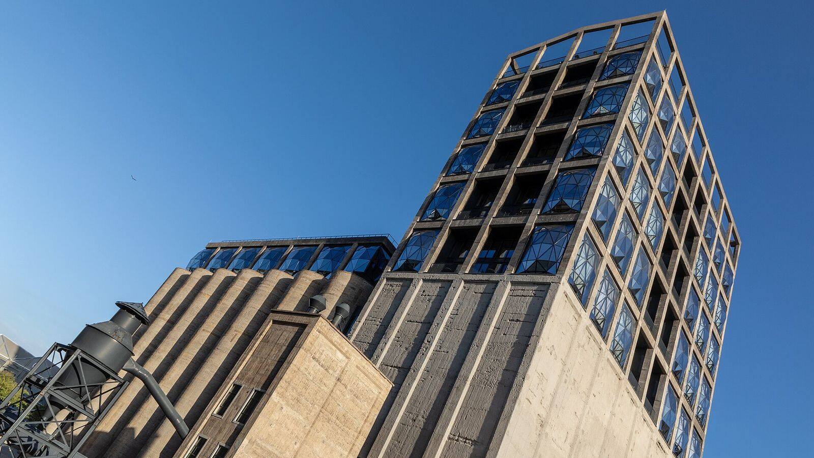 Het uitgehouwen atrium van Zeitz MOCAA met de ronde betonnen silobuizen
