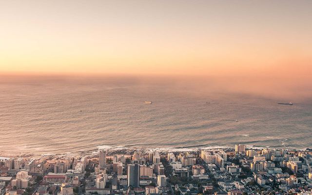 Zonsondergang boven de Atlantische Oceaan gezien vanaf Lion's Head in Kaapstad