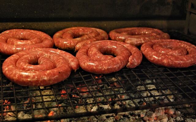 Boerewors en vlees op een houtskoolbraai in Zuid-Afrika